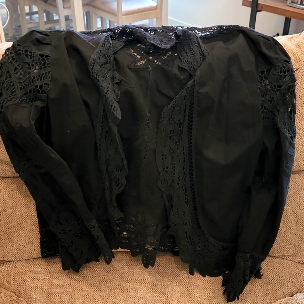 Cropped blazer with lacey design